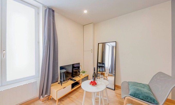 Quartier Sainte-Marguerite Apartment | TBS 206 - Contemporary and modern studio