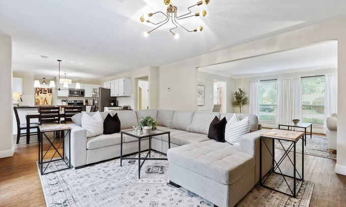 Grapevine House | TCH - Spacious 5bd/2.5ba in Grapevine w/Workspace