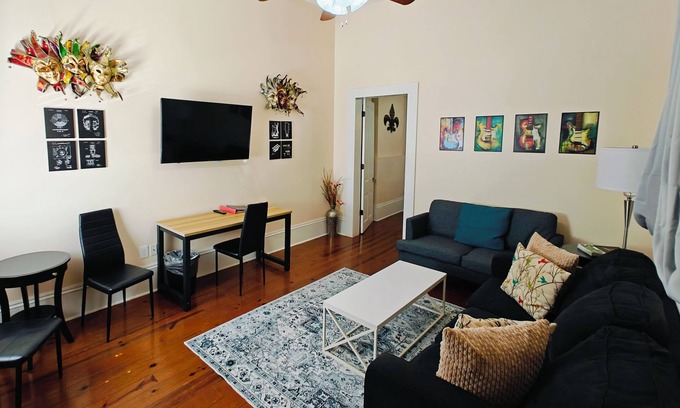 East Riverside House | Tchop1. Uptown|Classic|Blocks to Brewery/Magazine