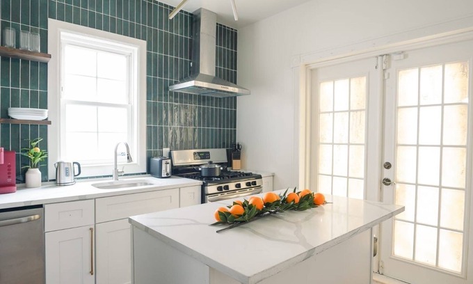 Elizabeth Apartment | Teal Lux: New 2-bedroom apartment in downtown Elizabeth with AC, WiFi