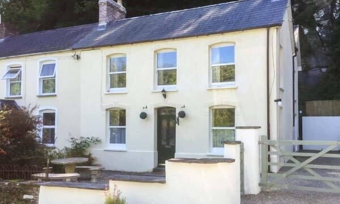 Cilgerran Cottage | TEIFI HOUSE, pet friendly, country holiday cottage in Cilgerran