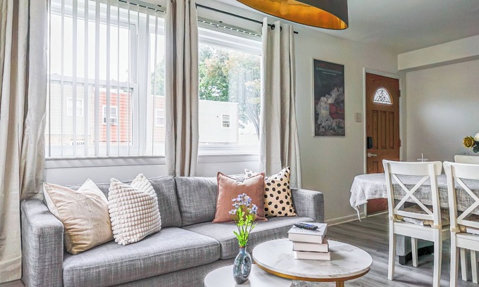 North Philadelphia East House | Temple Area 5BR Gem - Great for Groups & Family