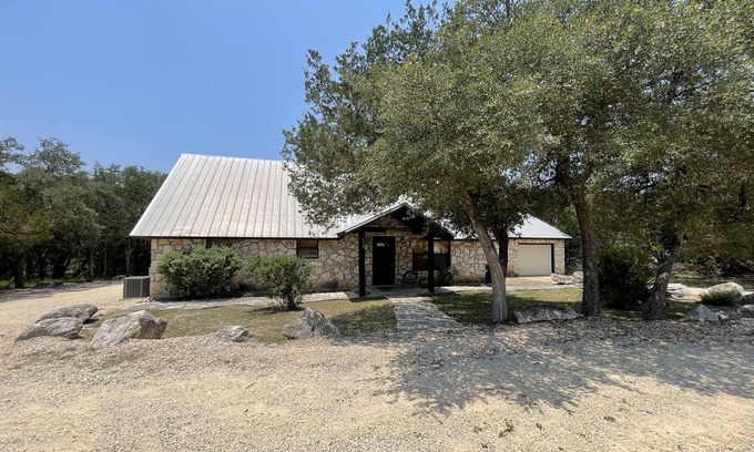 Sabinal House | Tequila Sunrise - spacious home located in the Mountain Valley Subdivision.