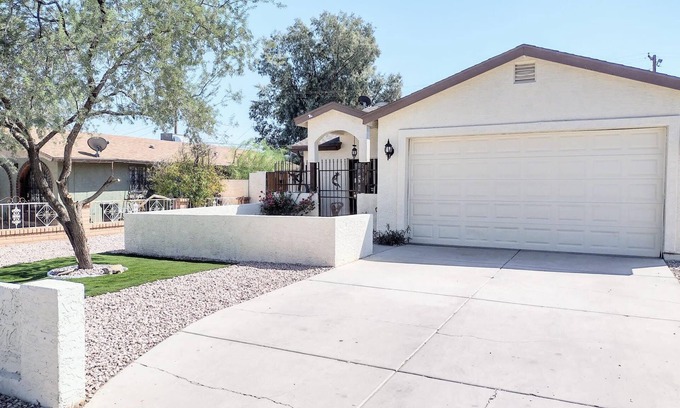 Maryvale House | TERRA NOVA Spacious 4-bedroom house in Phoenix AZ, 7 minutes from Downtown.