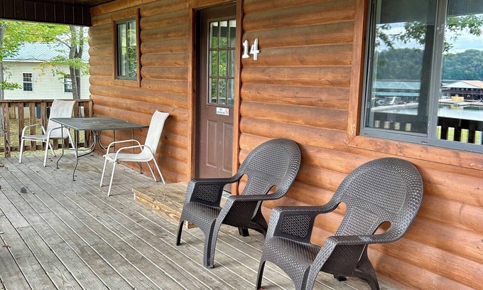 Albany Cabin | Terrific 3-bedroom CABIN on Wolf River