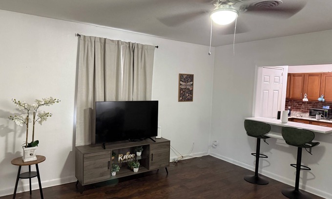 Murray Hill House | Terrific duplex with 5 minutes away from Riverside, close to all.