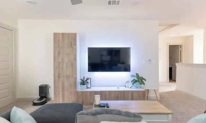 Austin House | Tesla Luxe Retreat Sleeps 10