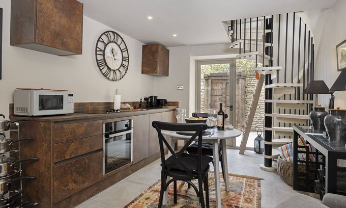 Tetbury Cottage | Tetbury Cottage - sleeping two guests in one bedroom in Winchcombe