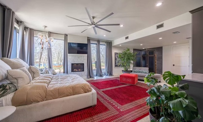 Krugerville House | Texas Luxury Getaway – Private & Unique