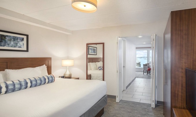 Yachting Village Resort | Thames Street - Newport Harbor 1 Bedroom