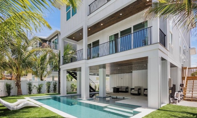 Bradenton Beach House | Thanksgiving Availability! Brand new Beautiful Beach House!