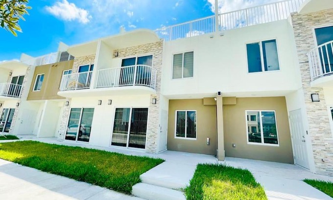 Naranja House | Thanksgiving Promo SKY TERRACE 3 FLOORS NEW Home BY MIA!