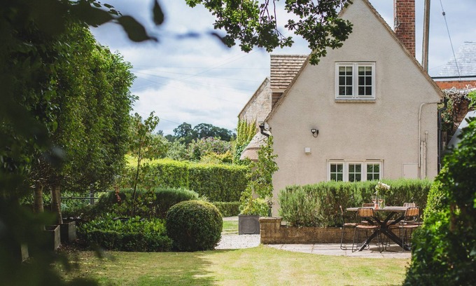 Todenham Cottage | Thatch Cottage - sleeps 6 guests in 3 bedrooms