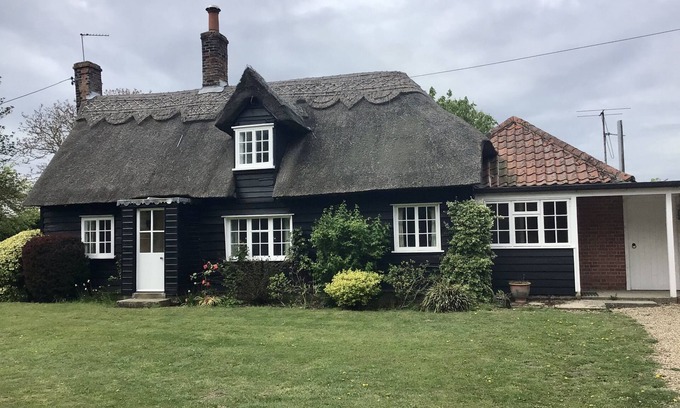 Manningtree Cottage | Thatched Cottage in the countryside