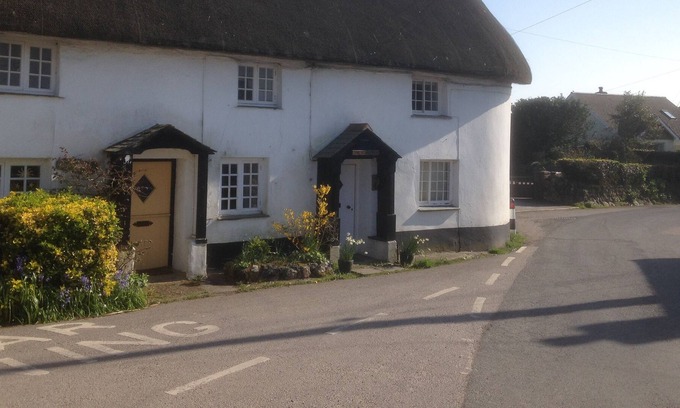Ruan Minor Cottage | Thatched Cottage set in the heart of a quiet Cornish Village