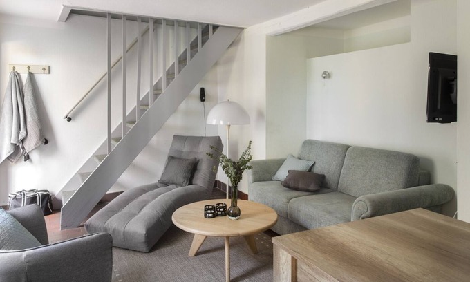 Manhagen Apartment | Thatched roof house with proximity to the Baltic Sea, outdoor sauna, playground & large garden