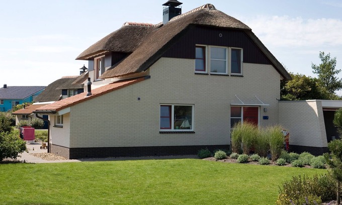 Makkum Villa | Thatched villa with whirlpool in a holiday park on the IJsselmeer