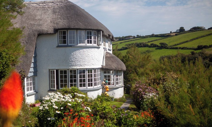 Saint Gennys Cottage | THATCHWAYS - Stunning traditional cottage overlooking the beach