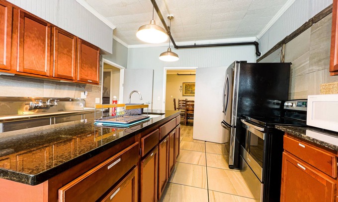 Niagara Falls House | THE 1023 With Private Yard & Parking, Near Falls & Casino by Niagara Hospitality