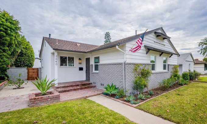 Burbank House | The 3 Bedroom Buena Vista