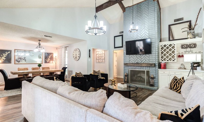 Lubbock House | THE 806 - Sleeps 14+ - Perfect for BIG Groups