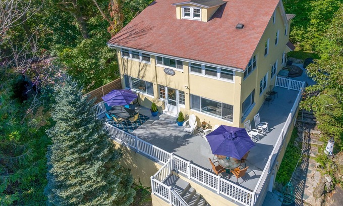 Gloucester House | The Aerie. 2 King beds, AC, outdoor shower. Walk to 2 local beaches