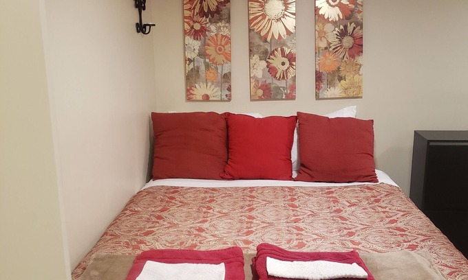 Sharon Hill House | The Airport Lodge - 10 mins from Airport