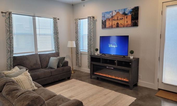 Eastside Promise Neighborhood House | The Alamo Riverwalk Pearl Modern 4 Bedroom Home