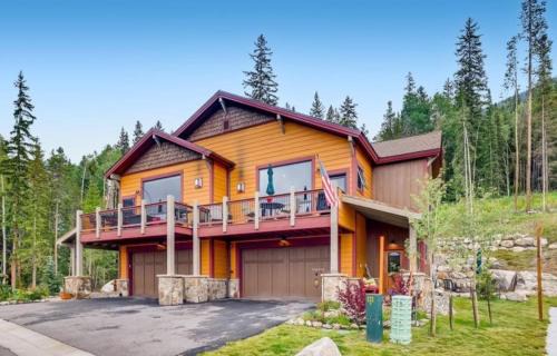 Keystone House | The Alders Townhomes In East Keystone - Luxury 3 Bedroom Den