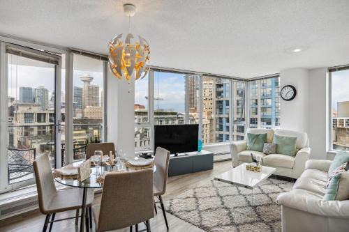 Crosstown Apartment | The Altitude with Mountain & City Views, Pool & Hot Tub