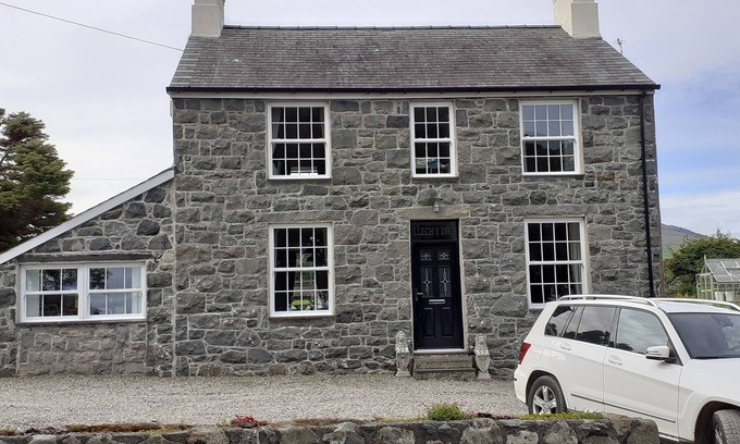 Caernarfon Apartment | "The Annex" a secret escape on a historic site with stunning views.