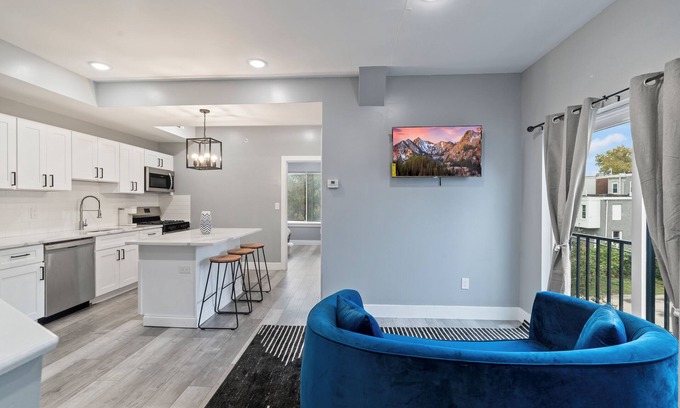 Mantua Apartment | The Aqua Cove nCharming 2bd 2ba wRooftop Access. 10 min from Downtown Philly