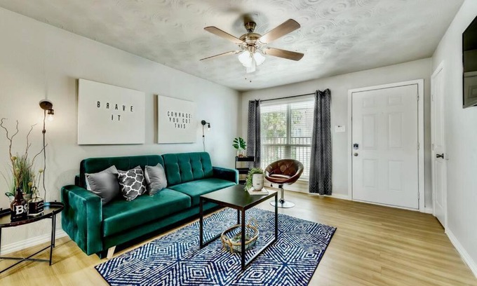 Old East Dallas Apartment | The Art Deco and Arboretum Tickets Included
