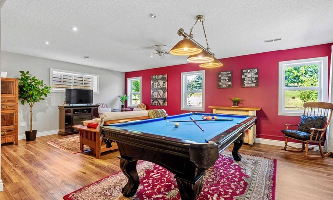 Okotoks Apartment | The Artisan Golf Course PrivateEntry SmartTV