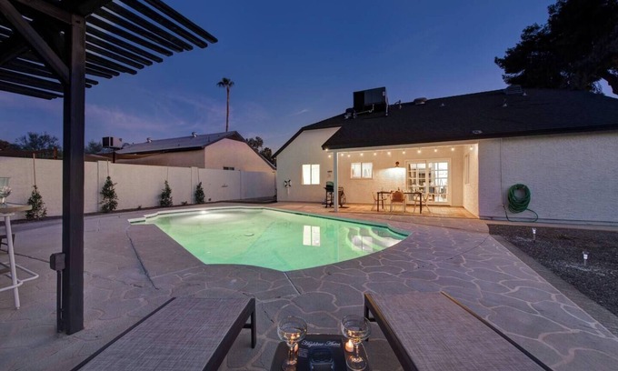 Tempe House | The Artist's Retreat! with free Heated Pool