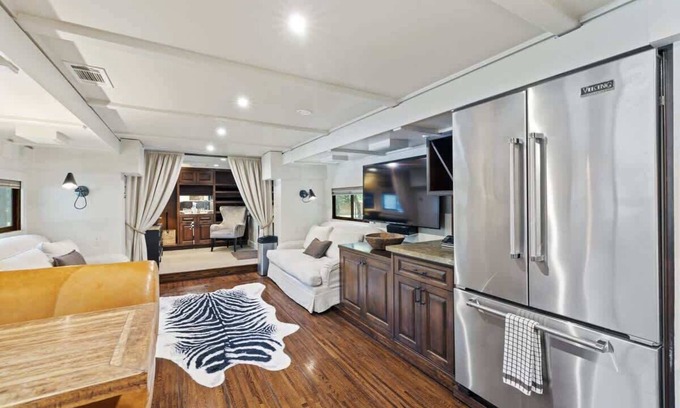 Austin Villa | The Aspen Unit near COTA: Hot Tub, BBQ & Events!