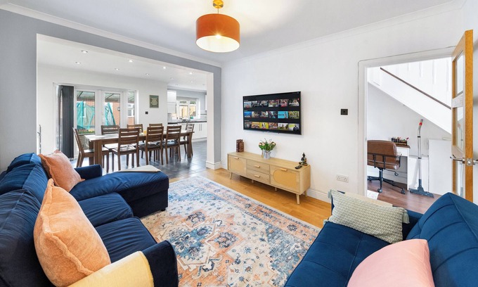 Harlington House | The Aviator | Modern Large 4 Bed Property | London | Mins From Heathrow