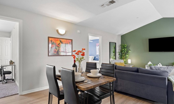 Pleasant Valley Apartment | The Avocado: Pool, Gym, Sleeps 12 - Near ACL, Downtown Austin & Barton Springs