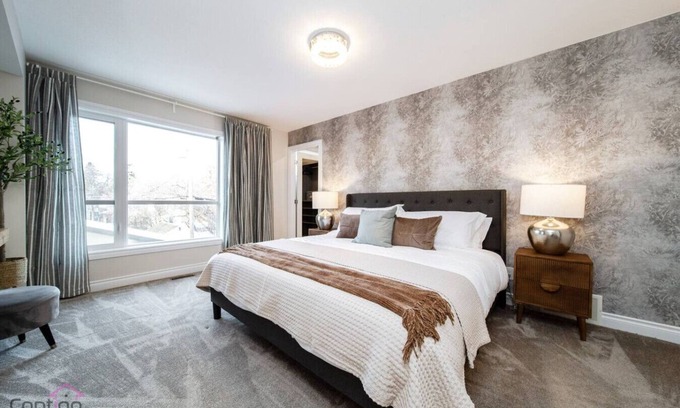 West Edmonton House | The Azure | Near DT & University | TWO King Beds!