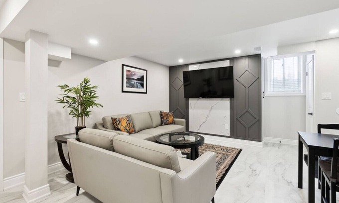 Whitchurch-Stouffville House | The Baker Hill Executive Suite