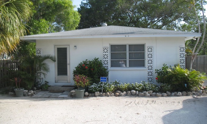 Anna Maria Cottage | The Ballyhoo on Bean Point, 200 feet to a beautiful bayside beach and views!