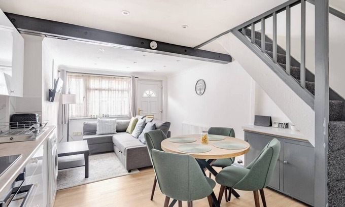Colchester House | The Barack Nest, Comfy 3BR Home Contractor Friendly Town Central Stay Free Parking + Wi-Fi