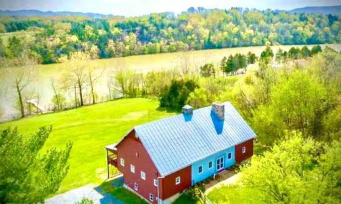 Luray House | The Barn at Evermore: riverfront retreat w/hot tub