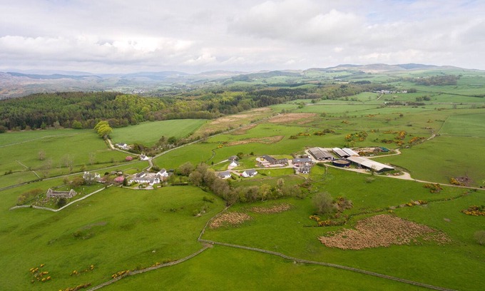 Castle Douglas House | THE BARN, pet friendly, with hot tub in Gatehouse Of Fleet