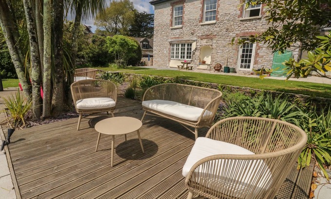 Newton Ferrers Cottage | THE BARN, pet friendly, with a garden in Brixton