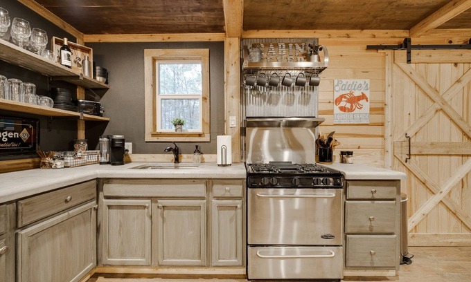 Bismarck House | The Base Cabin 🌟 Hot Tub 🌟 Walking Distance to Lake Degray