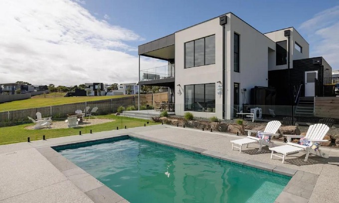 San Remo House | The Bay View San Remo by Ready Set Stay- BYO LINEN & TOWELS
