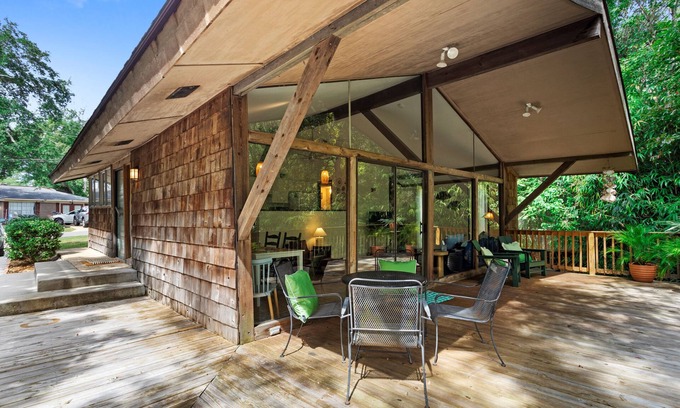 Ocean Springs House | The Bayou Bungalow - Cozy Bungalow, King Bed, near East Beach!