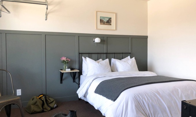 Rainy River District Hotel | The Bayview Motel - Fort Frances, ON - Lakeside Motel