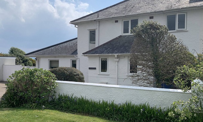 Criccieth Cottage | THE BEACH HOUSE CRICCIETH, family friendly, with hot tub in Criccieth